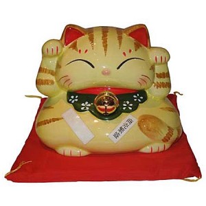 maneki neko japonais, patte levé