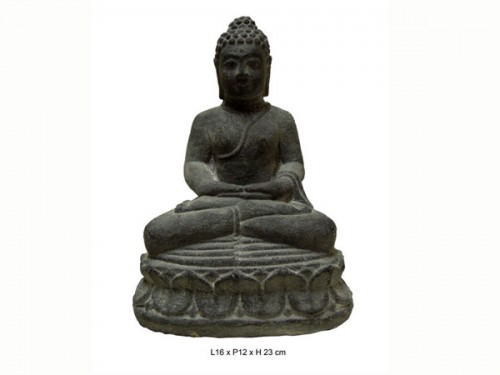 Bouddha en pierre, assis sur socle, en position lotus.
