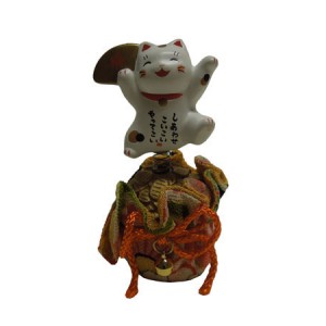 Chat maneki neko, en porcelaine du japon, avec un sac de richesse