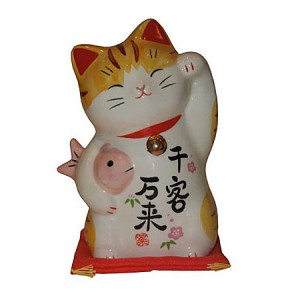 Chat maneki neko tenant un poisson