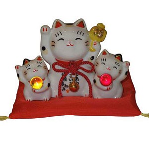 Chat maneki neko famille.Deux maneki neko enfants et un maneki neko adulte