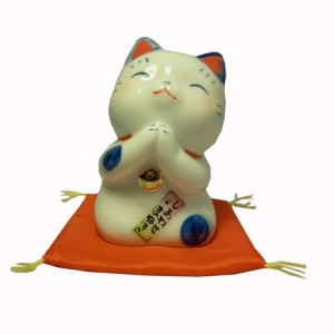 Char japonais, maneki neko, pattes jointes pour saluer