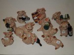 Cochons miniatures avec bouteilles