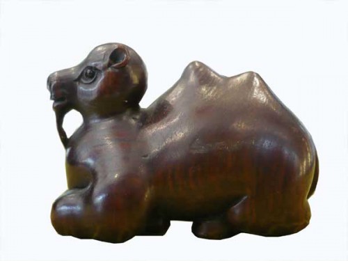 netsuke-chameau-bois