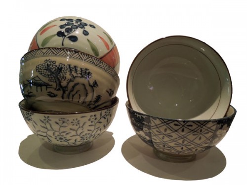 Set de cinq bols  chinois en porcelaine.
Prix: 30€