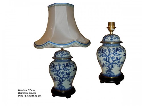 Lampe chinoise bleu blanc, avec des motifs d'oiseaux perchés sur un arbre.