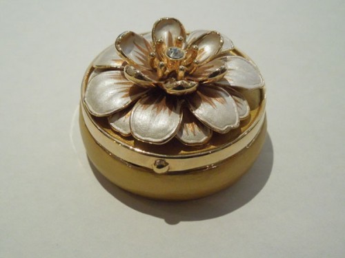 Boite cloisonné ronde avec des fleurs