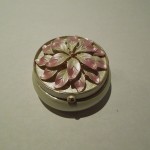 Boite ronde en cloisonné avec des fleurs roses