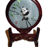 Cadre en soie représentant un panda