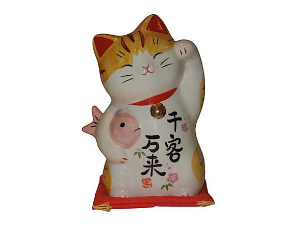 chat-maneki-avec-un-poisson