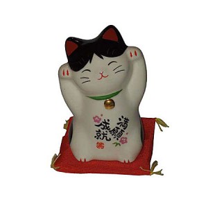 Chat maneki neko, du japon, en porcelaine. Debout, avec deux pattes en l'air