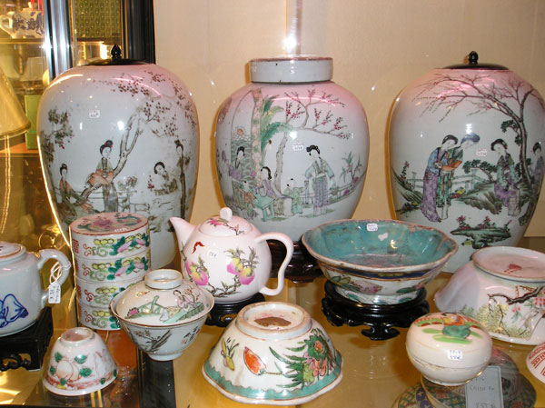 Photo boutique avec des vases semi ancien en porcelaine de chine