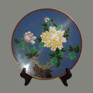 Assiette, plat en cloisonné ou émail sur cuivre