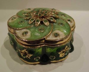 boite cloisonné ronde vert avec fleurs